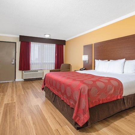Ramada By Wyndham Tampa Westshore Airport South Экстерьер фото