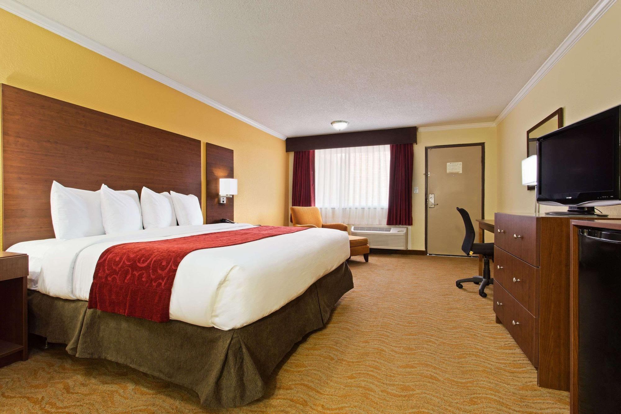 Ramada By Wyndham Tampa Westshore Airport South Экстерьер фото