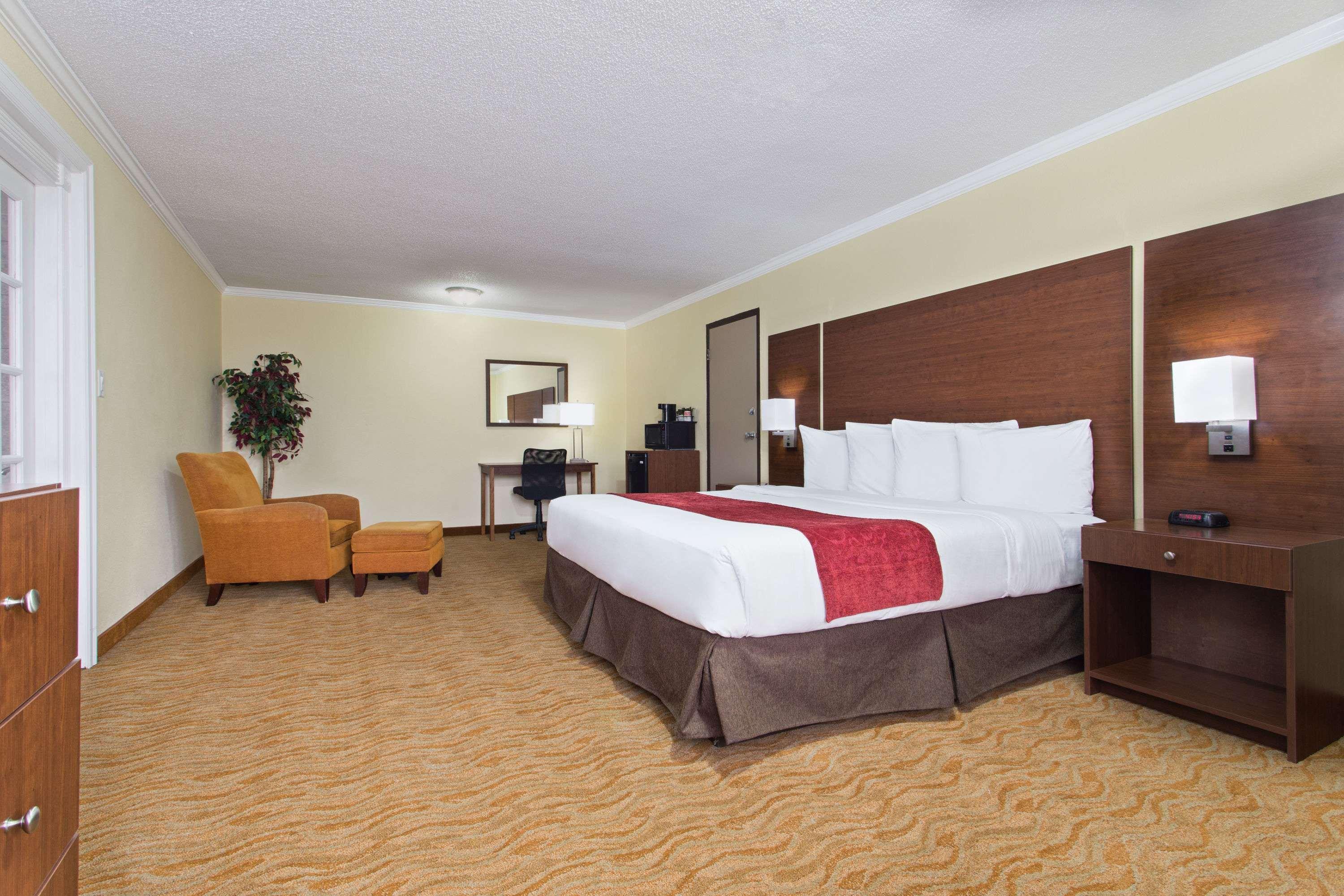 Ramada By Wyndham Tampa Westshore Airport South Экстерьер фото