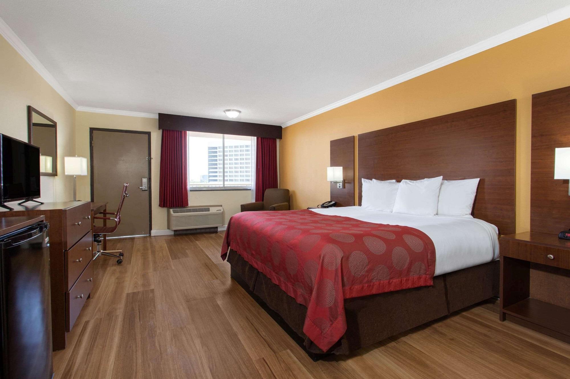 Ramada By Wyndham Tampa Westshore Airport South Экстерьер фото