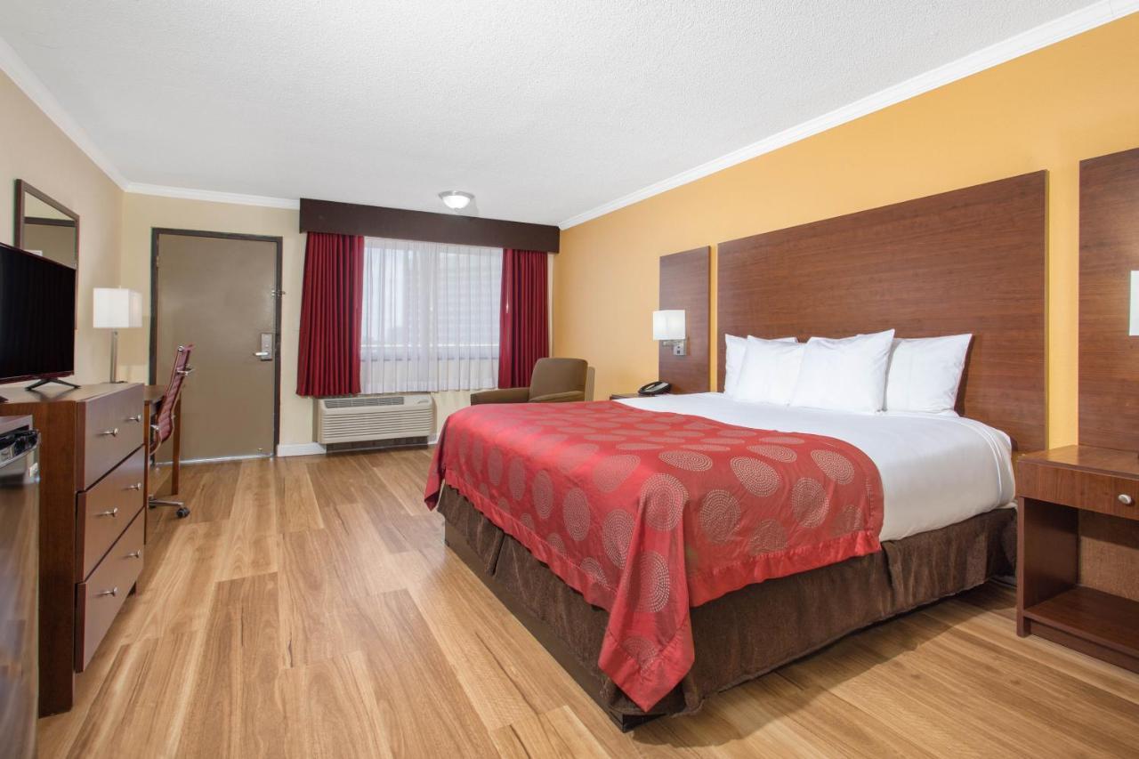 Ramada By Wyndham Tampa Westshore Airport South Экстерьер фото